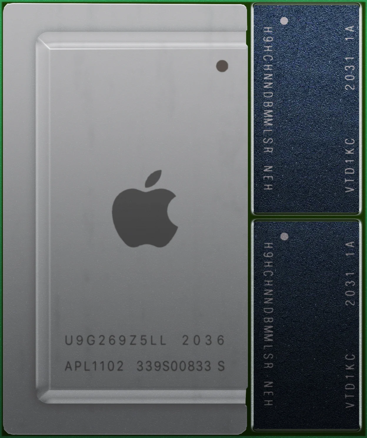 Render ravvicinato del package del chip Apple M1: il die di calcolo quadrato al centro e i due moduli di memoria DRAM affiancati sullo stesso package, su sfondo neutro.