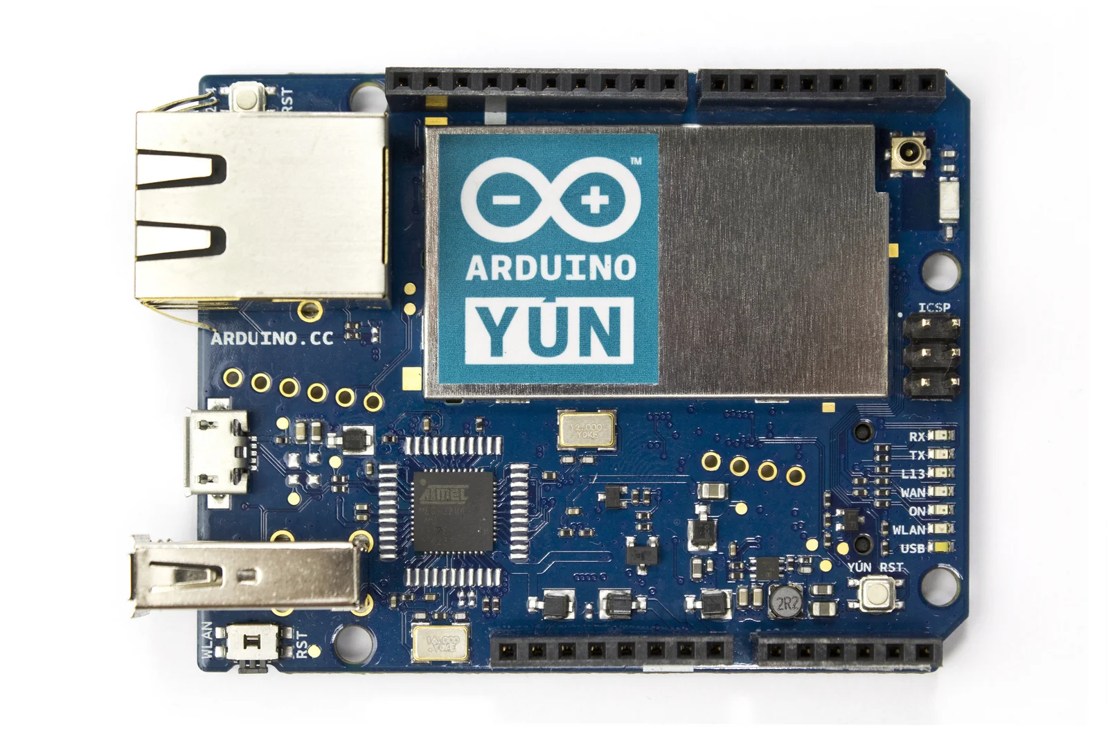 Vista frontale di una scheda Arduino YÚN: PCB azzurro con i connettori USB ed Ethernet, le file di pin header e i due chip principali (microcontroller AVR e SoC Atheros) saldati sulla basetta.