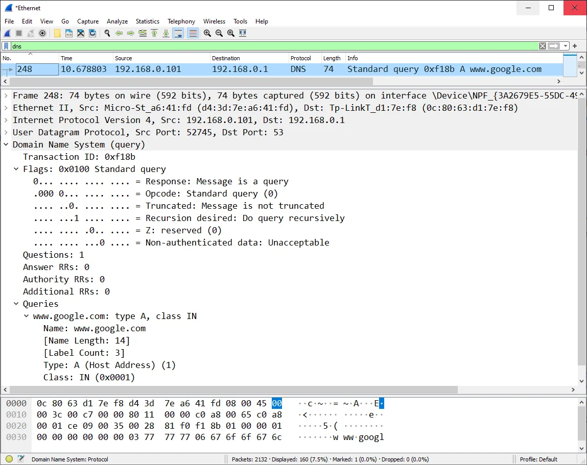 Schermata del programma Wireshark con l'analisi di un pacchetto di rete catturato: una query DNS, con i livelli di protocollo Ethernet, IP, UDP e DNS espansi e i relativi campi in evidenza.