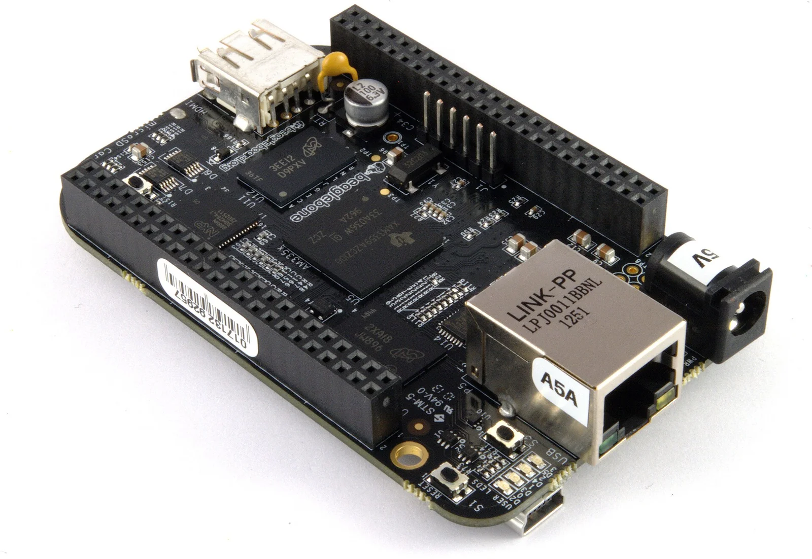 Vista dall'alto della scheda BeagleBone Black con il SoC al centro, i due header neri di pin P8 e P9 lungo i bordi lunghi, porta Ethernet, USB e uscita HDMI micro.