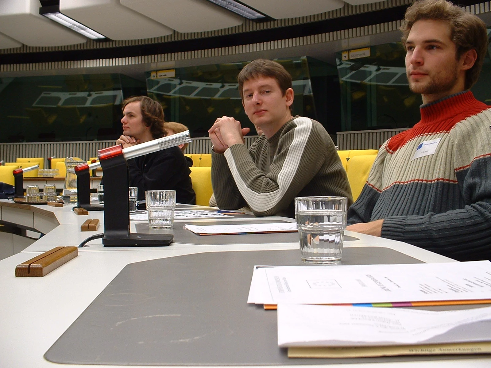 Due attivisti seduti a un tavolo durante un incontro con la Commissione Europea, dicembre 2004