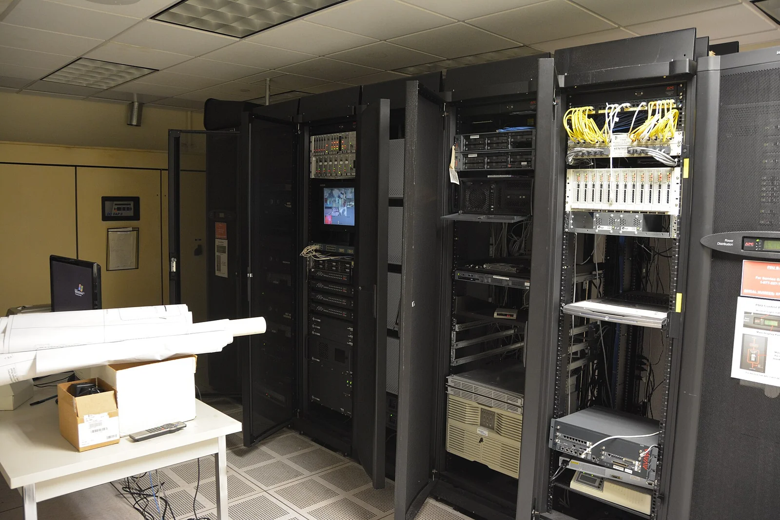 Sala server con armadi rack allineati e cablaggio strutturato, infrastruttura di calcolo per inferenza on-premise.