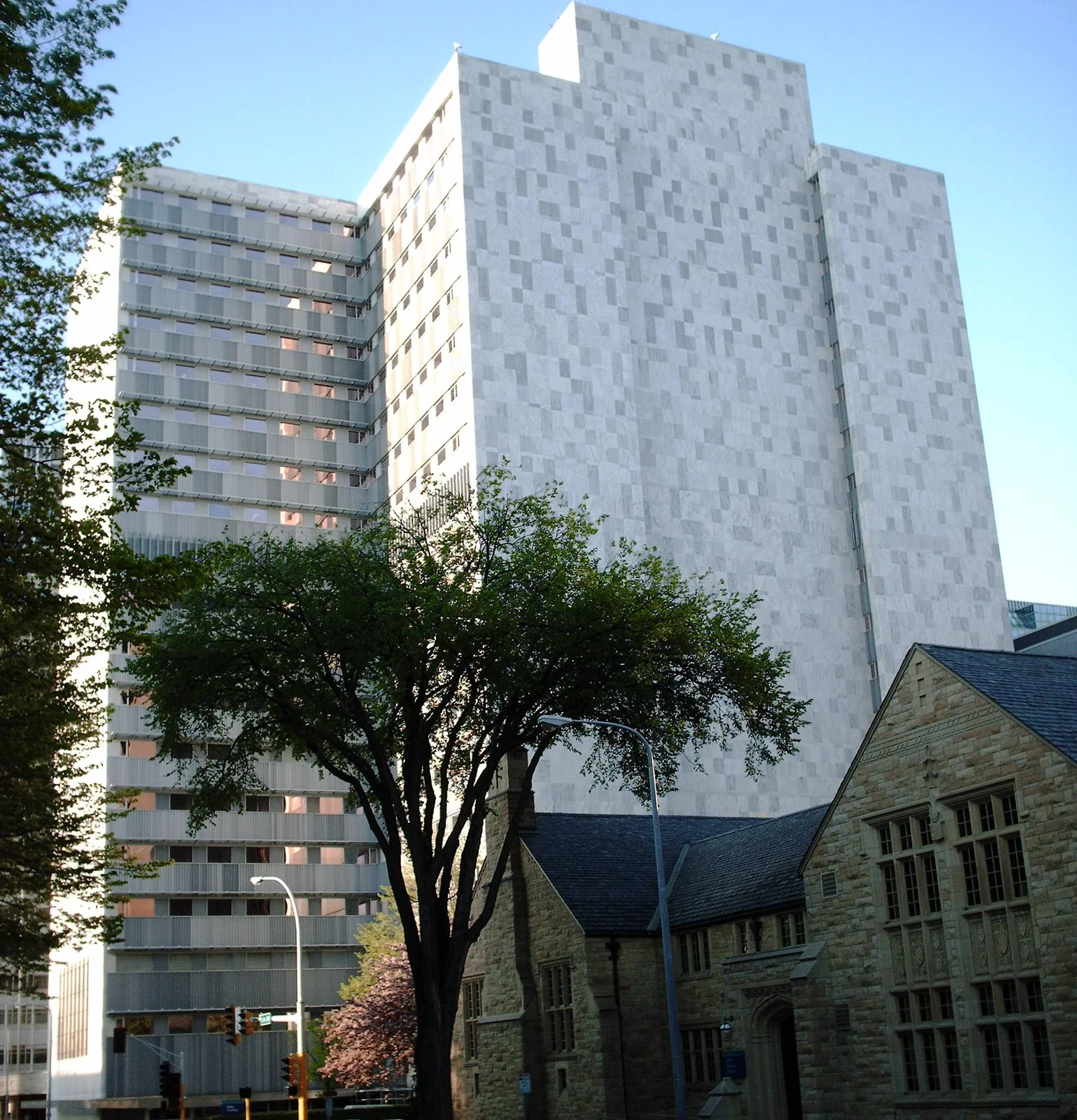 Il complesso della Mayo Clinic a Rochester, Minnesota: in primo piano l'edificio basso della Mayo Medical School, dietro il grattacielo del Mayo Building principale sotto un cielo limpido.