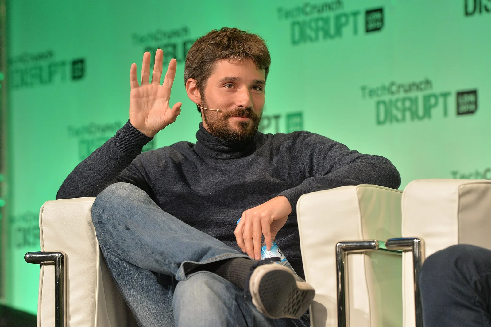 Solomon Hykes, fondatore di Docker, parla seduto su una poltrona durante una conferenza tecnologica.