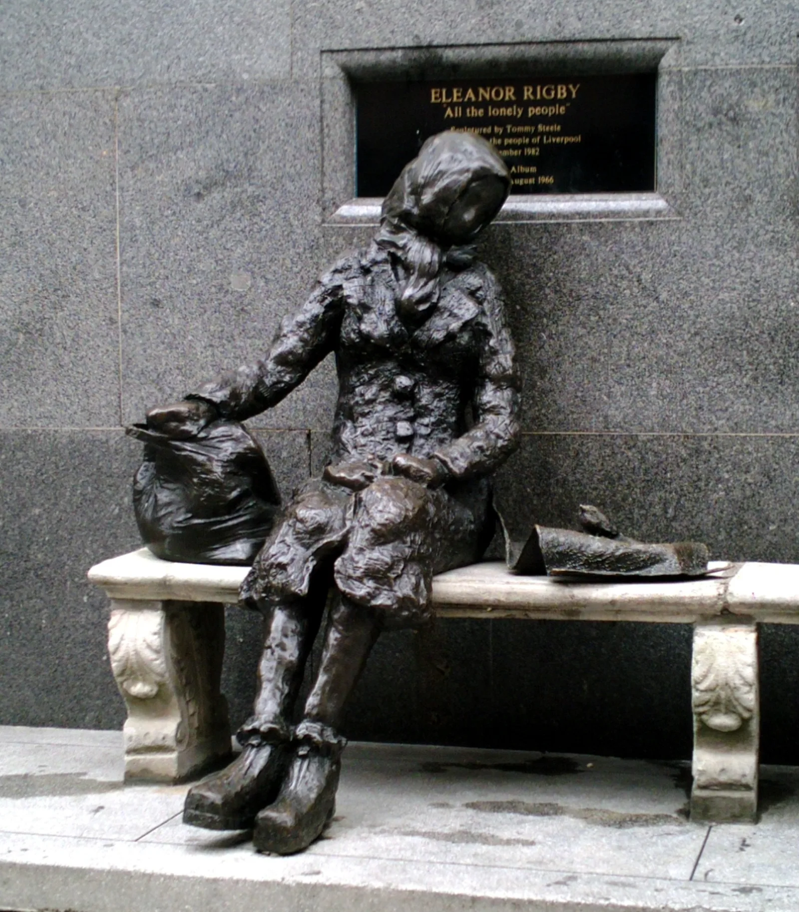 La statua di Eleanor Rigby in Stanley Street, Liverpool