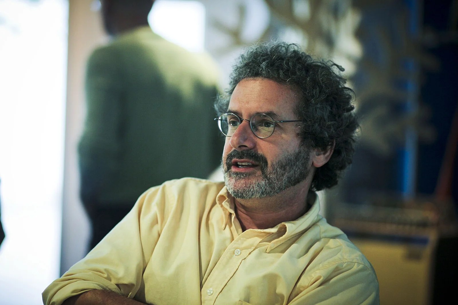 Neil Gershenfeld, uomo con barba e occhiali, parla a un evento davanti a un microfono.