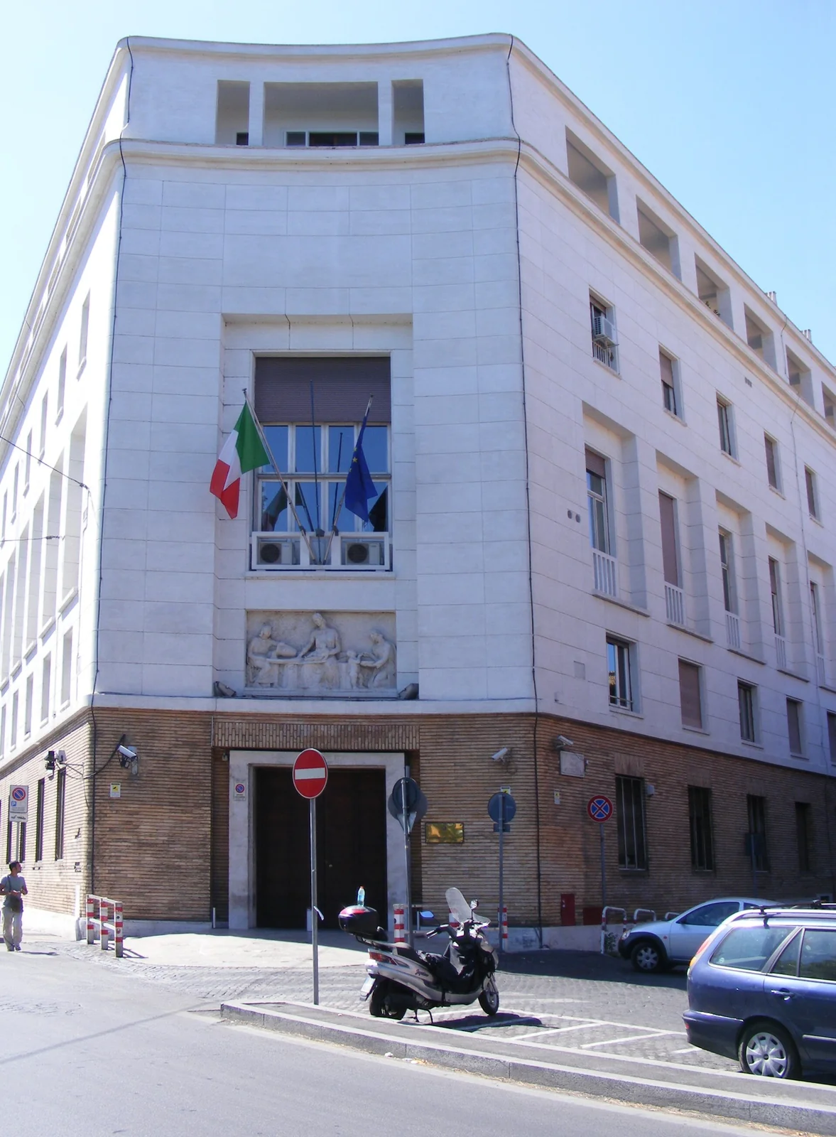 Facciata dell'edificio storico del Ministero della Salute italiano in Lungotevere Ripa a Roma, nel rione Trastevere.