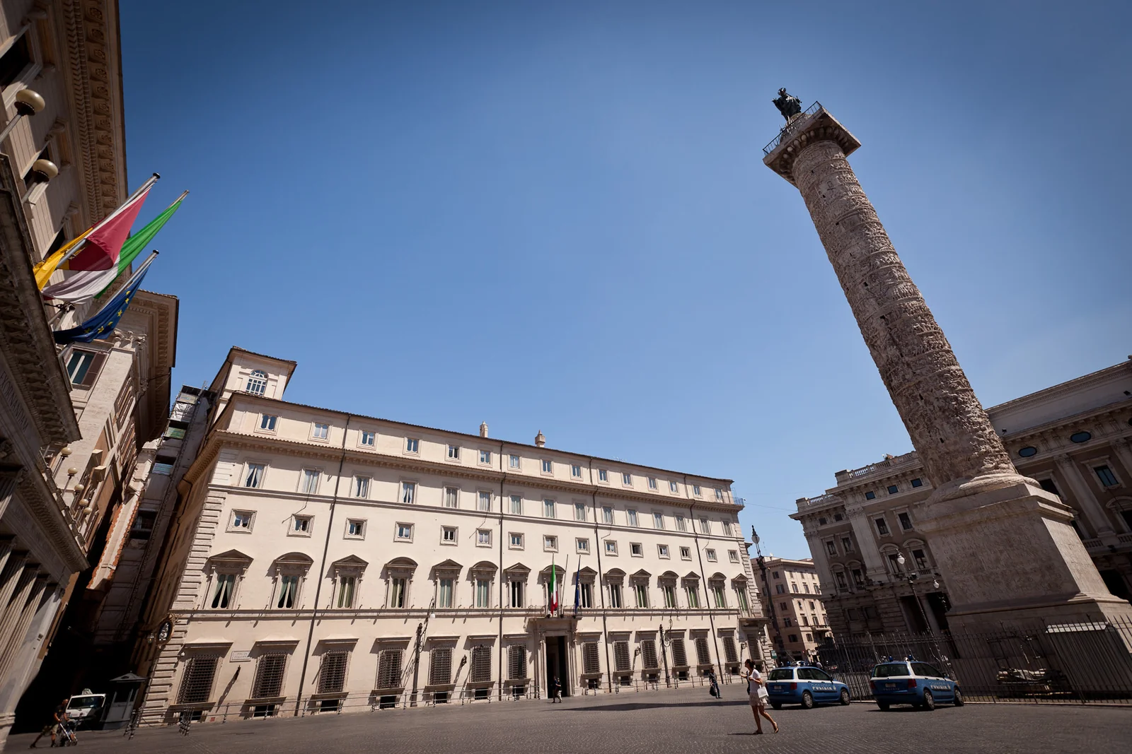Facciata esterna di Palazzo Chigi a Roma, edificio storico in pietra chiara con cornicione e finestre regolari, sede del Governo italiano.