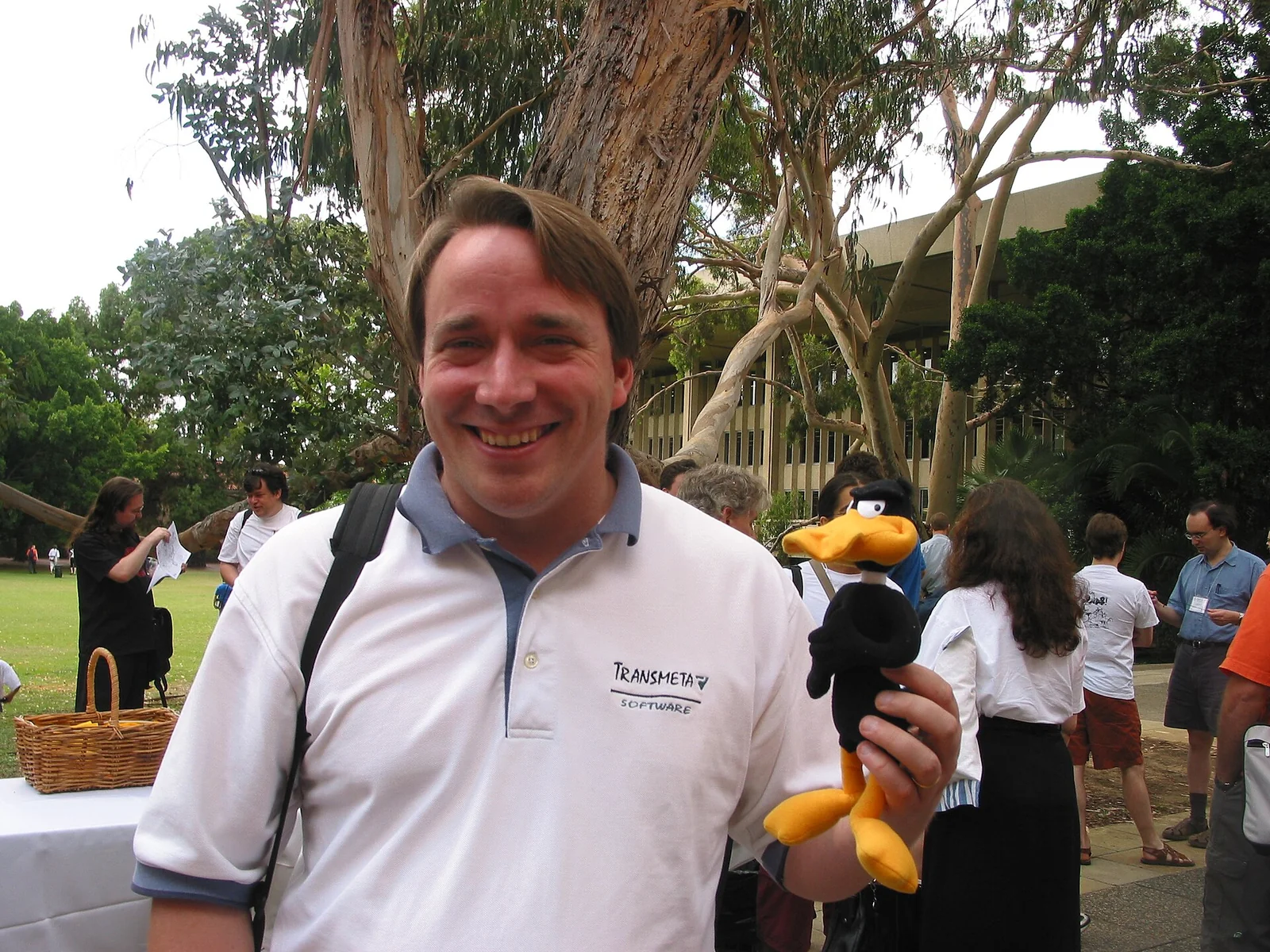 Linus Torvalds, uomo con occhiali e camicia chiara, fotografato a una conferenza Linux nel 2003.