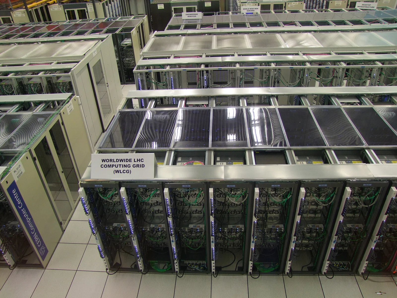 Vista ravvicinata dall'alto di un rack di server pieno di cavi di rete colorati nel data center del CERN.