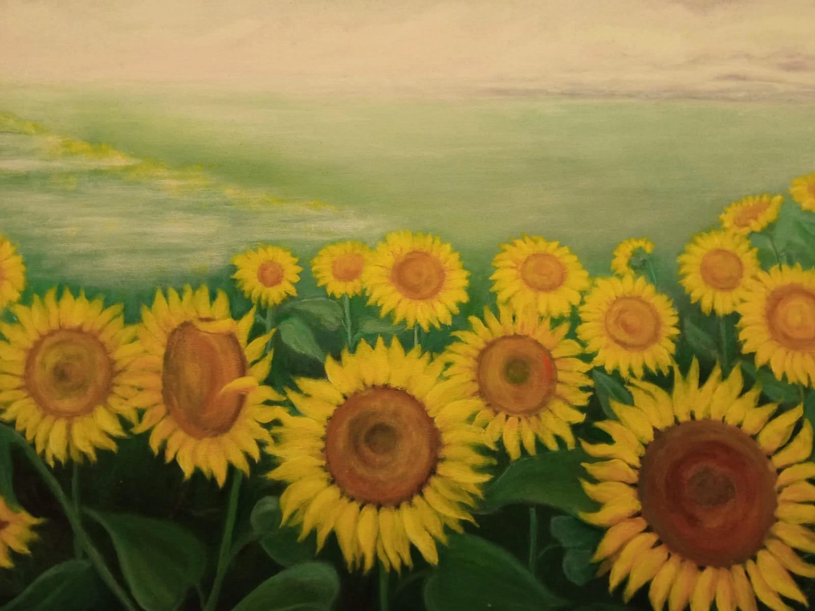 Dipinto a olio su tela. Un campo di girasoli in primo piano, le corolle gialle con il cuore bruno rivolte verso chi guarda e le foglie verde scuro sotto. Uno dei fiori è girato di spalle. Dietro, un pendio verde chiaro sale verso un cielo pallido.