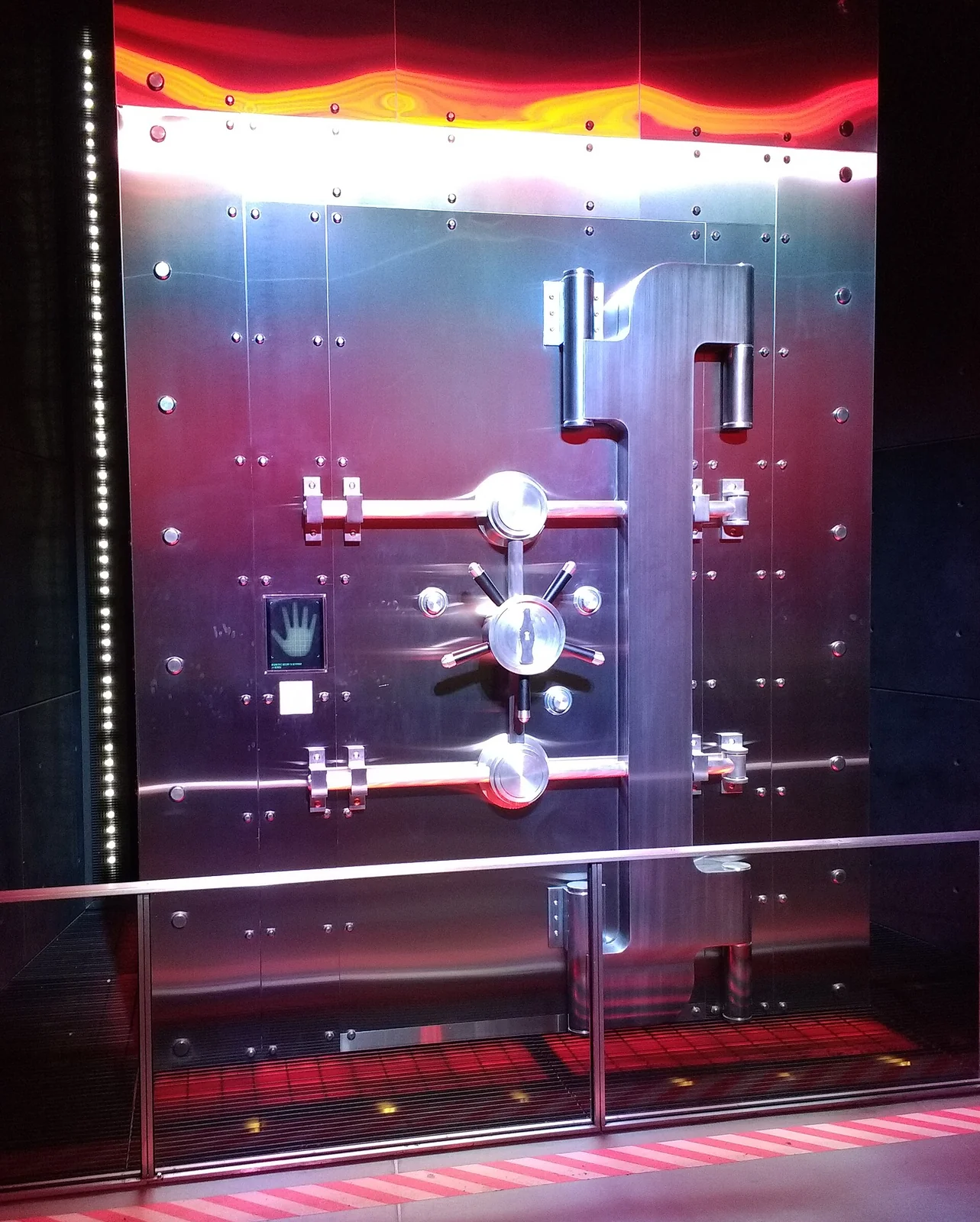 Il caveau metallico che custodisce la formula segreta della Coca-Cola, esposto al World of Coca-Cola di Atlanta