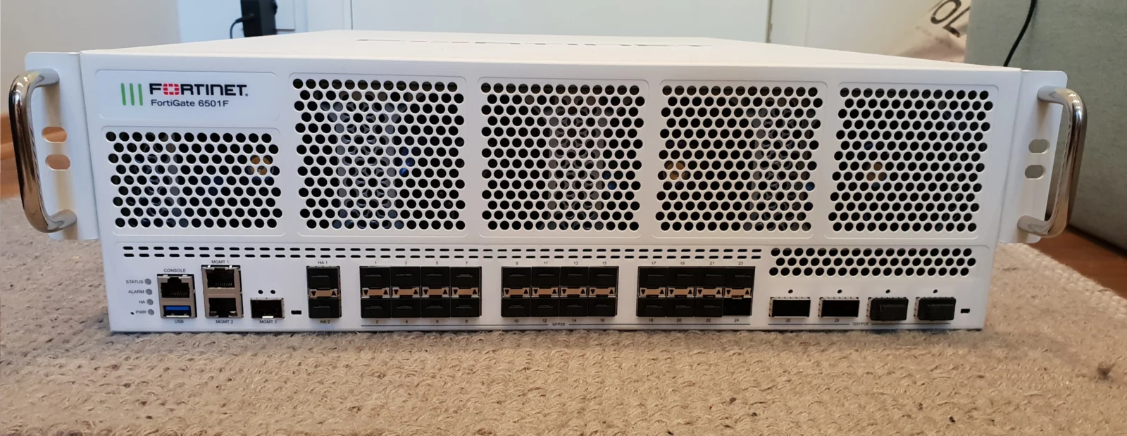 Appliance firewall/VPN Fortinet FortiGate rackmount nera con porte di rete sul pannello frontale.