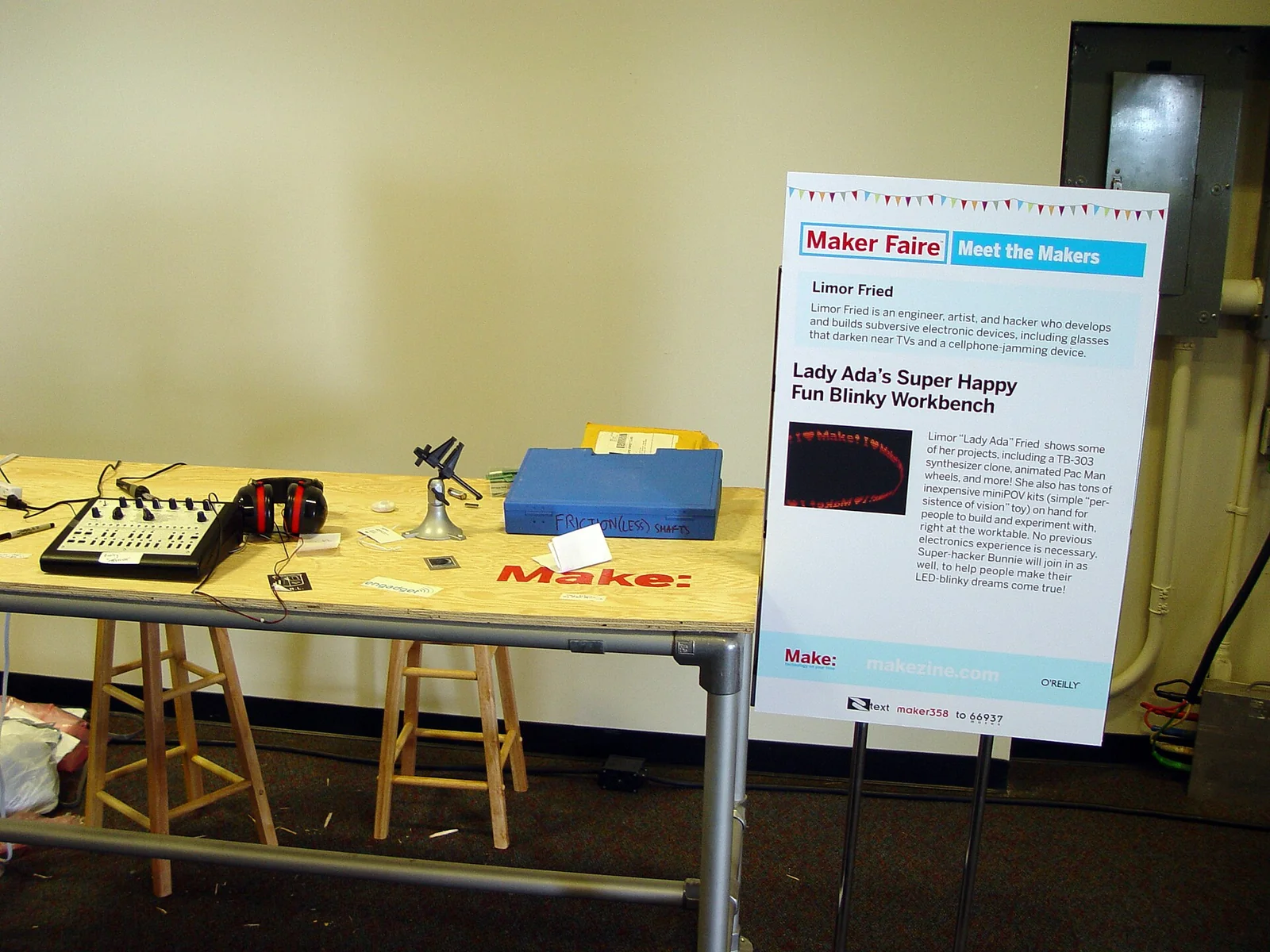 Banco espositivo di elettronica fai-da-te con un kit open-hardware (sintetizzatore x0xb0x) e schede a vista alla prima Maker Faire di San Mateo, aprile 2006.
