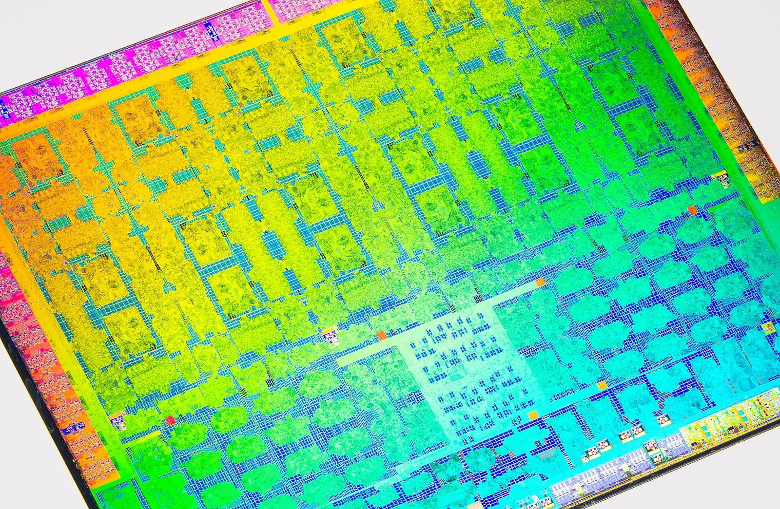 Macrofotografia del die in silicio della GPU NVIDIA Turing TU106 (GeForce RTX 2060), con i blocchi del processore visibili sulla superficie del chip.