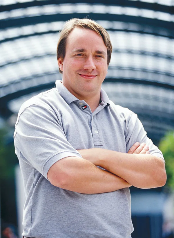 Linus Torvalds, creatore del kernel Linux, ritratto in primo piano mentre parla.