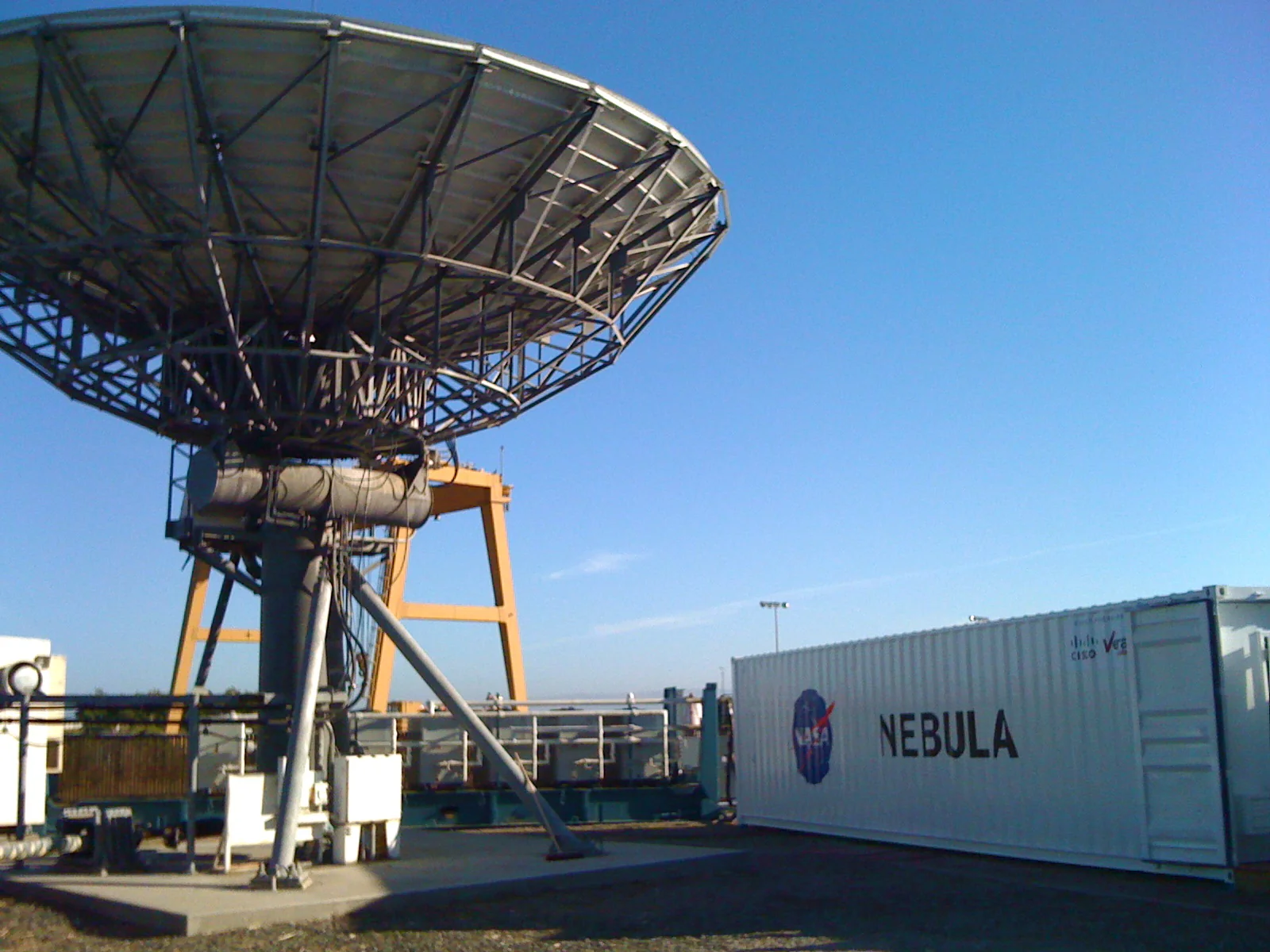 Container modulare per data center con la scritta 'Nebula' al NASA Ames Research Center, sede dell'infrastruttura cloud da cui nacque il compute di OpenStack.