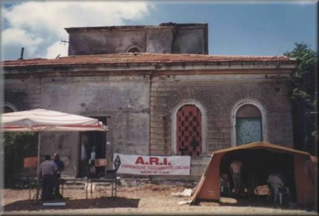 La sede della sezione ARI di Pisa con lo striscione dell'Associazione Radioamatori Italiani, durante un'attività radio in campo.