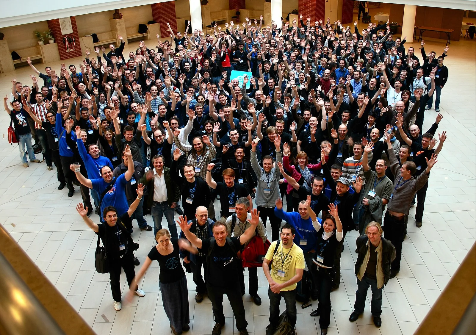 Foto di gruppo di decine di membri della comunità open source Plone riuniti alla Plone Conference 2009 a Budapest.