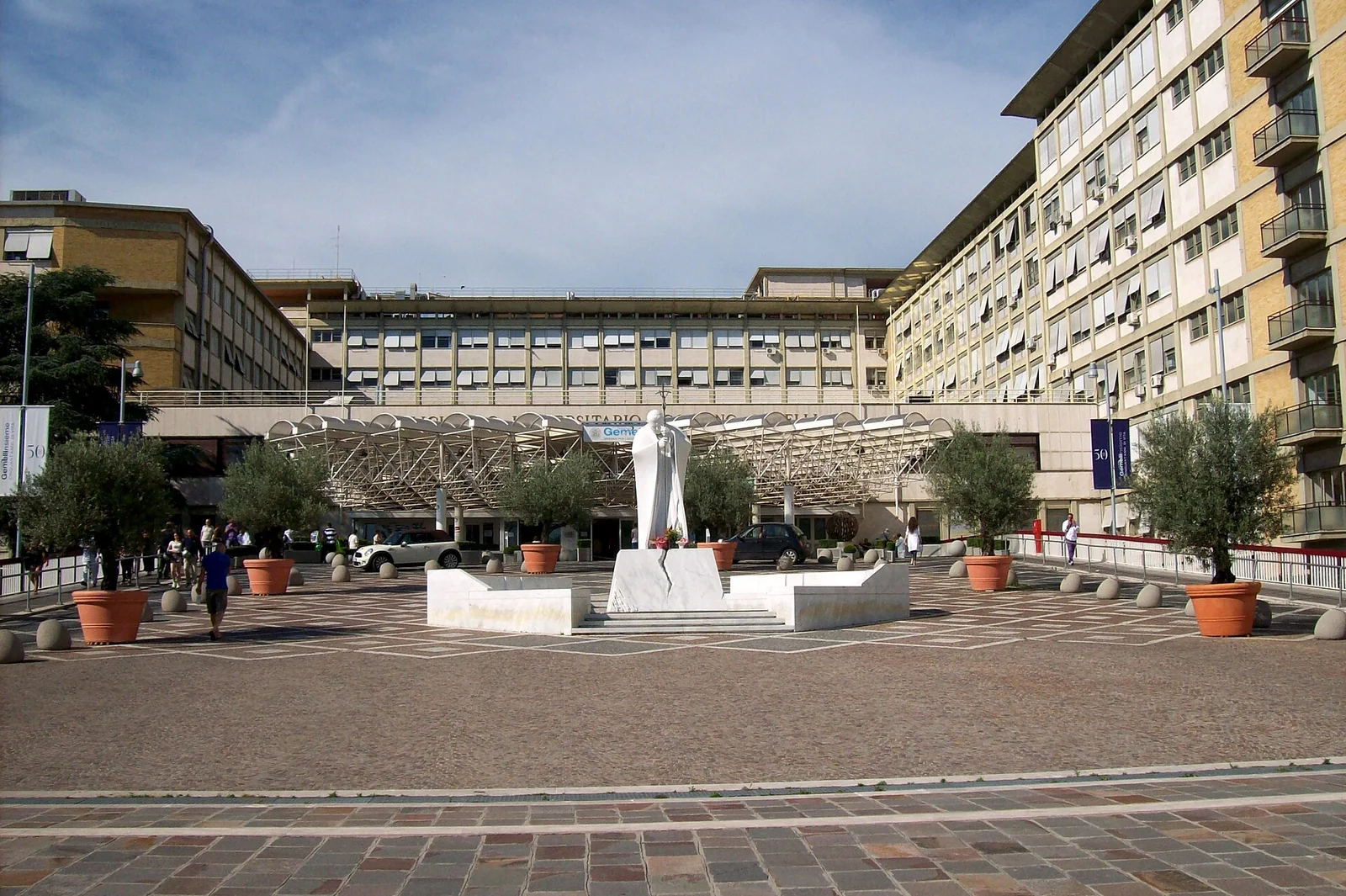 Ingresso principale del Policlinico Universitario Agostino Gemelli a Roma, grande ospedale italiano.