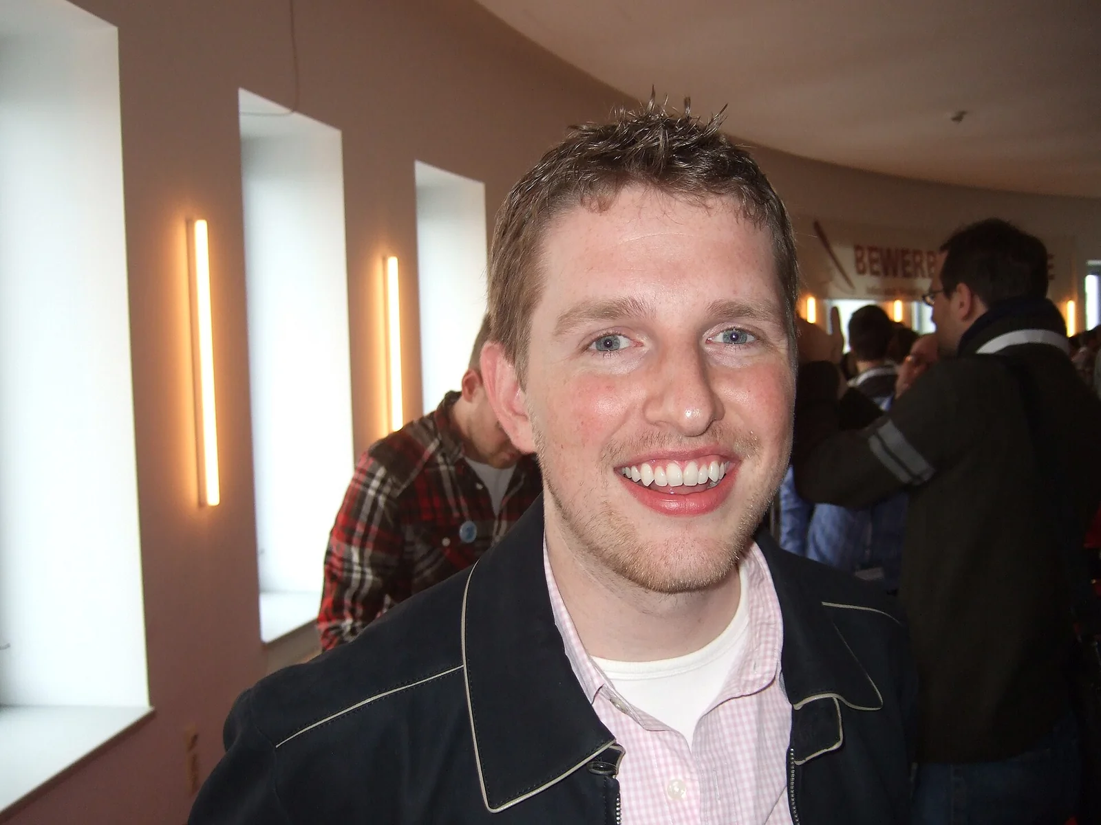 Matt Mullenweg, co-fondatore di WordPress, mentre parla al WordCamp di Jena (2009).