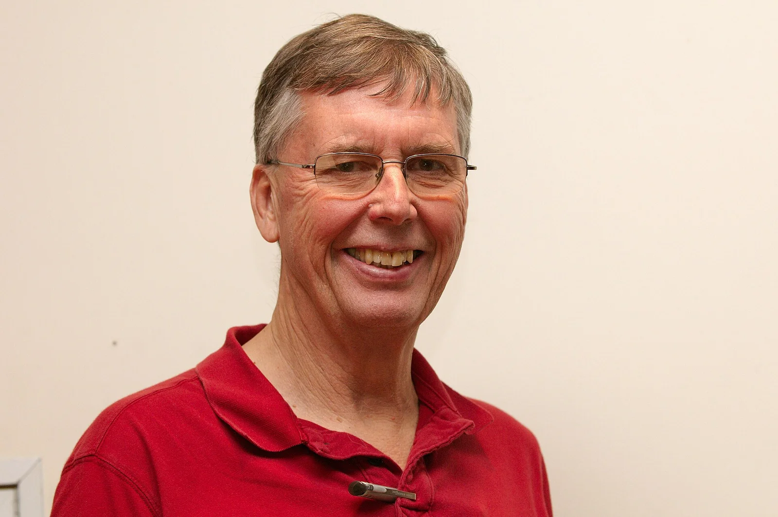 Michael Stonebraker, l'informatico all'origine di Ingres e Postgres, in polo rossa.
