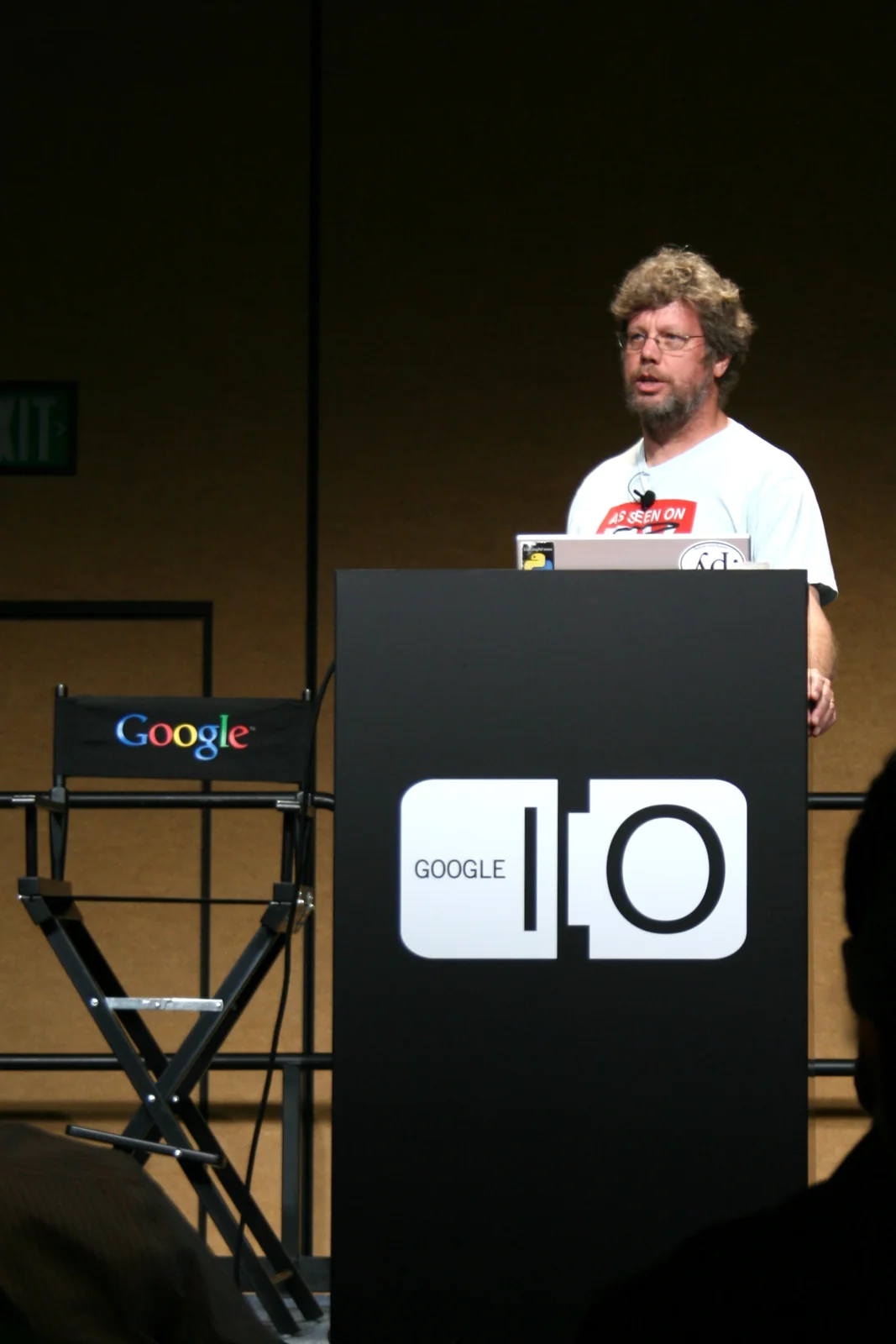Guido van Rossum, creatore di Python, parla seduto al Google I/O del 2008; uomo con barba e occhiali in camicia chiara.