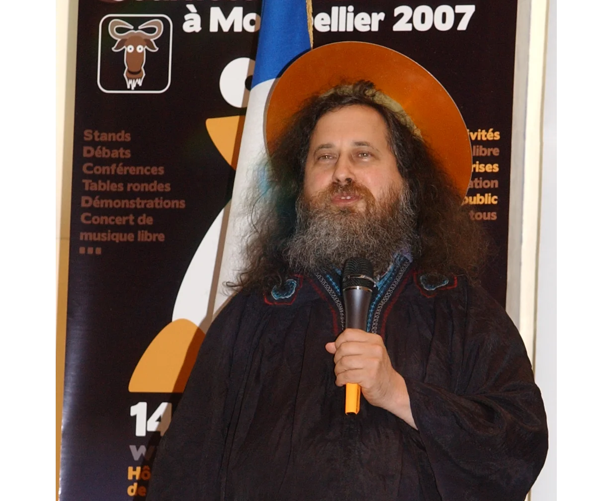 Richard Stallman ritratto a una conferenza nel 2007, con barba e capelli lunghi, mentre guarda di lato.