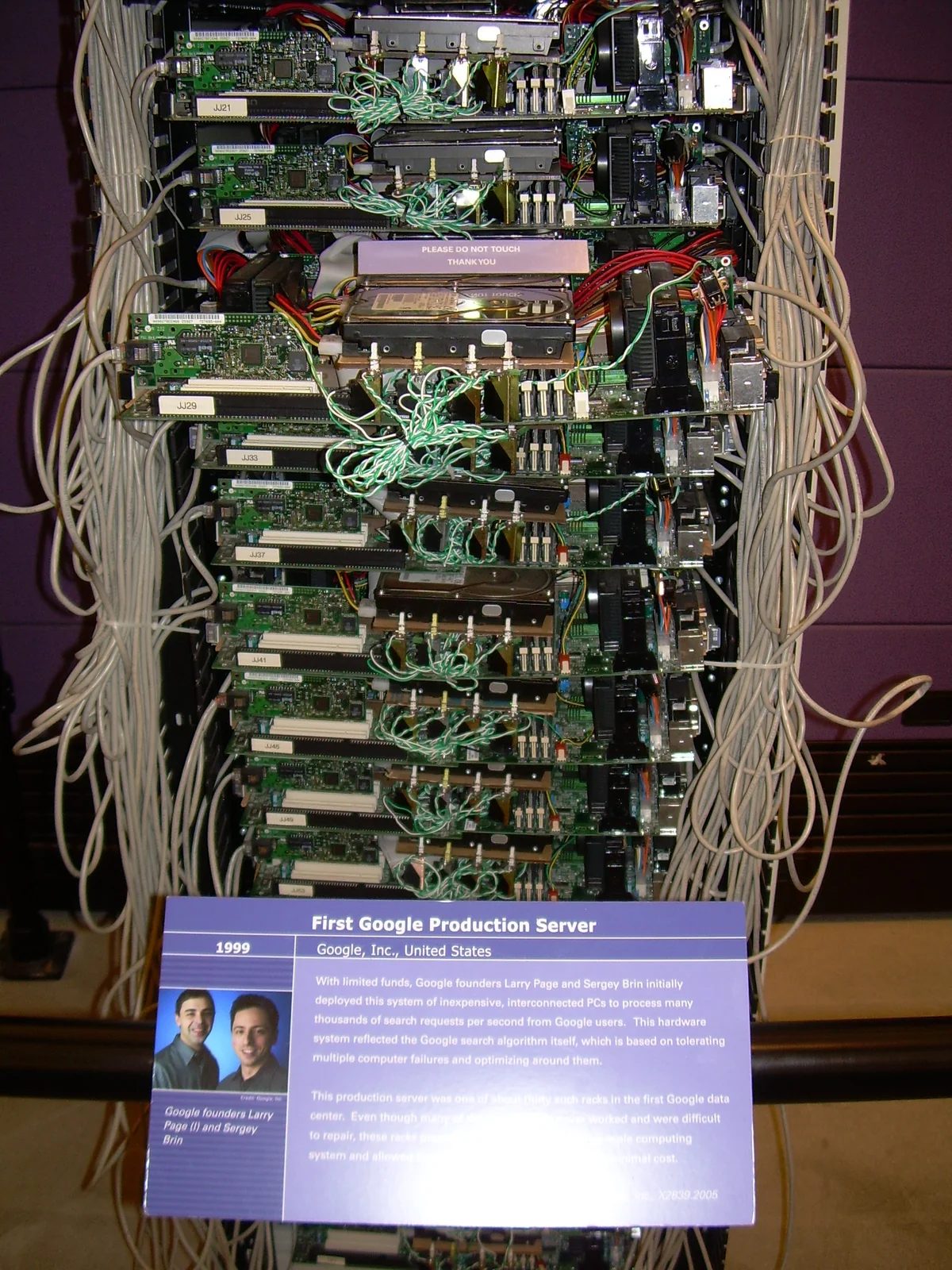 Primo server di produzione di Google del 1999: schede madri di hardware commodity montate a vista con cavi esposti, esposte al Computer History Museum.