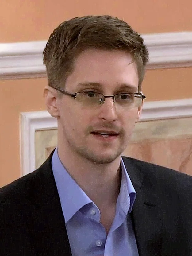 Edward Snowden nel 2013, ritratto a mezzo busto mentre parla, fotogramma di un video.