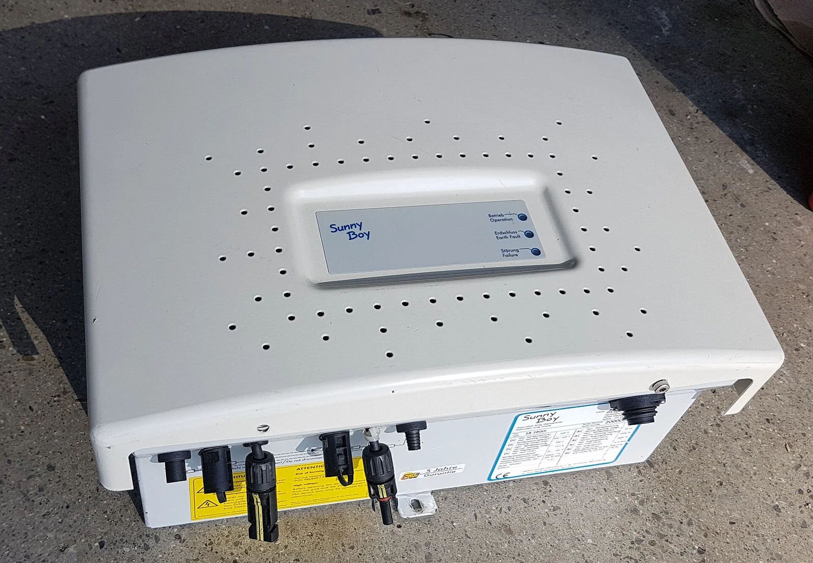Inverter fotovoltaico di stringa SMA Sunny Boy SB 2800i, unita rettangolare con involucro chiaro e display anteriore, fotografata frontalmente.