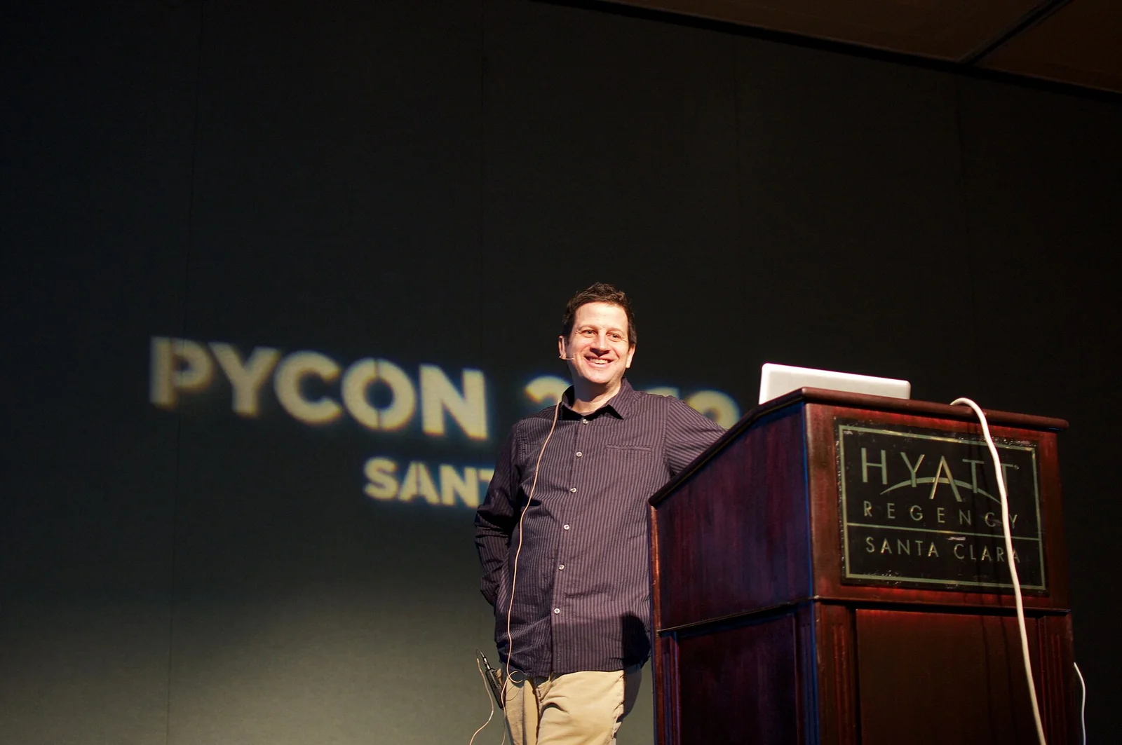 Mike Bayer, autore di SQLAlchemy, mentre ne parla a PyCon 2012.