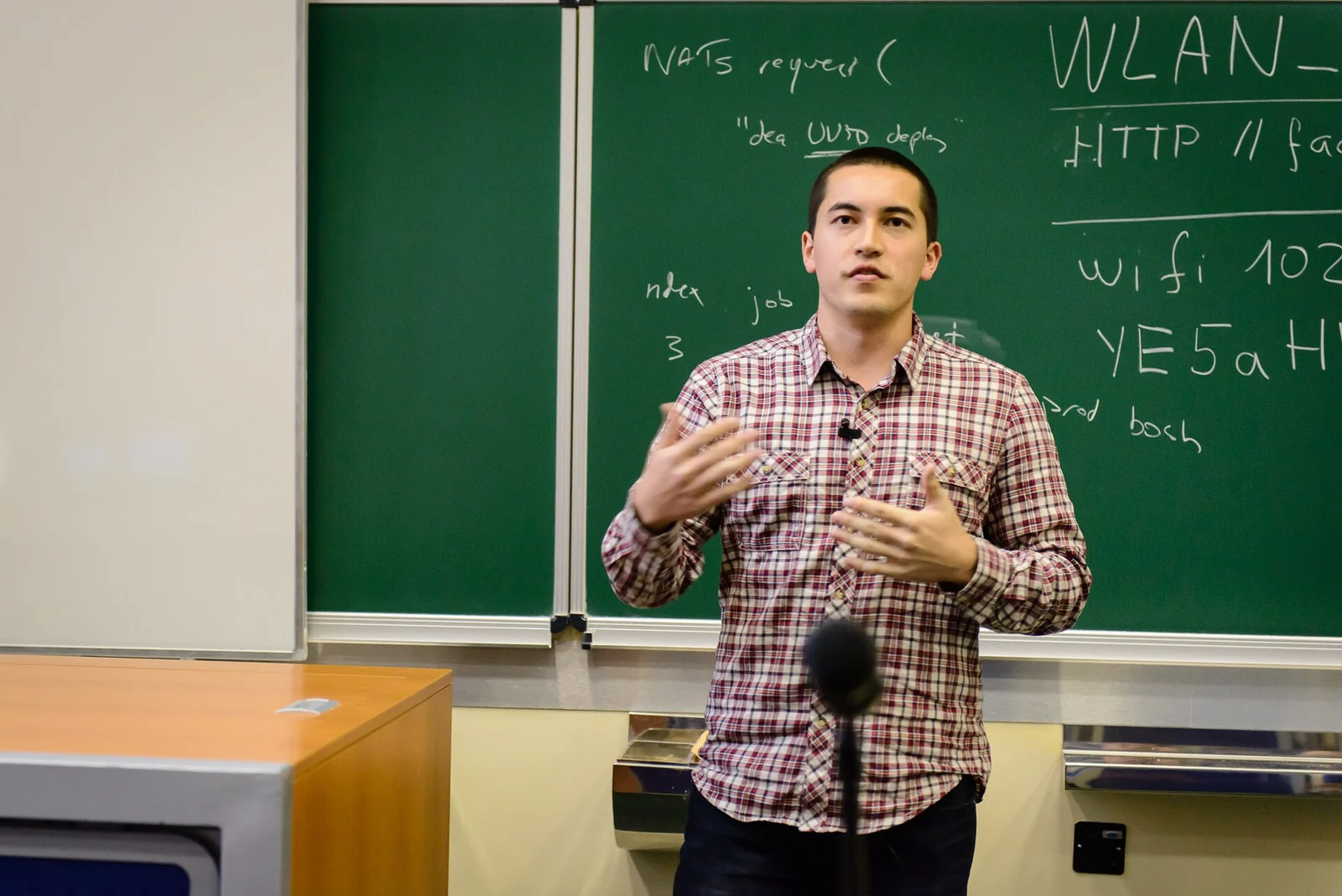 Mitchell Hashimoto, autore di Vagrant, parla a un microfono durante un intervento alla conferenza RuPy 2012.